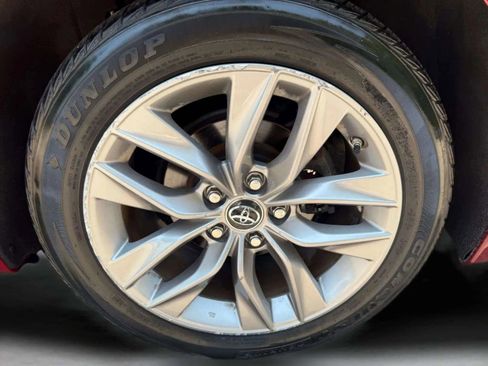 Used 2019 Toyota Avalon XLE image 32