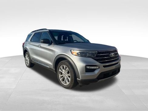 Used 2021 Ford Explorer XLT w/ Equipment Group 202A AWD/4WD image 3