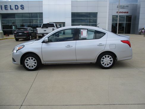 Used 2019 Nissan Versa SV FWD image 2