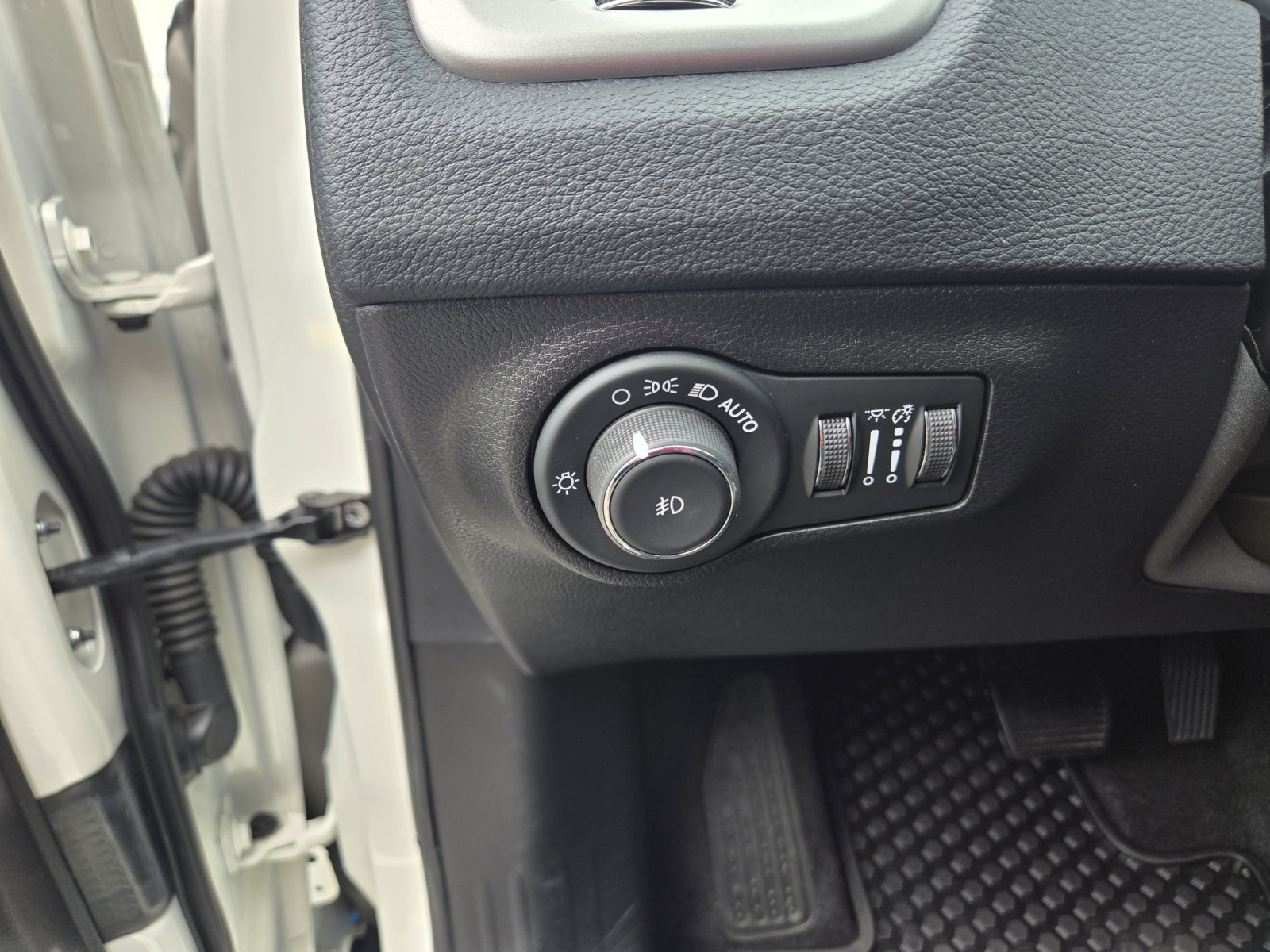 Used 2020 Jeep Compass Latitude w/ Cold Weather Group AWD/4WD image 17