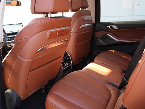 Used 2024 BMW X7 xDrive40i w/ Premium Package image 11