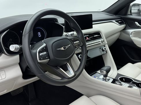 Used 2025 Genesis G70 2.5T image 10