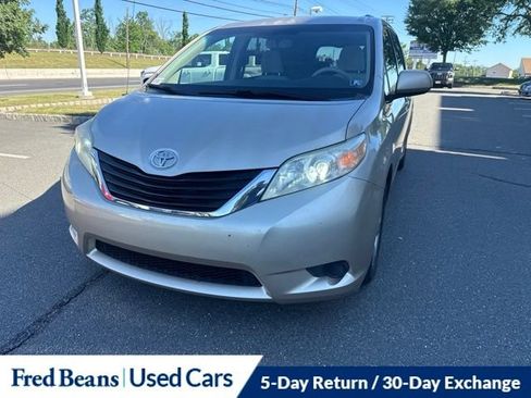 Used 2014 Toyota Sienna LE FWD image 18