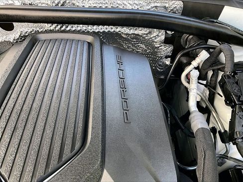 Used 2025 Porsche Macan AWD/4WD image 34