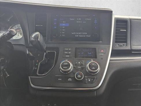 Used 2017 Toyota Sienna SE image 12
