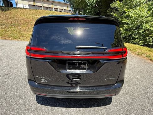 Used 2025 Chrysler Pacifica Limited FWD image 7