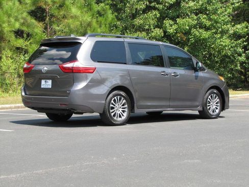 Used 2020 Toyota Sienna XLE w/ XLE Navigation Package FWD image 6
