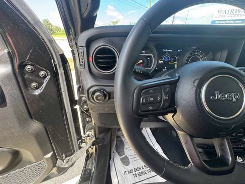 Used 2025 Jeep Wrangler Unlimited Rubicon w/ Convenience Group AWD/4WD image 15