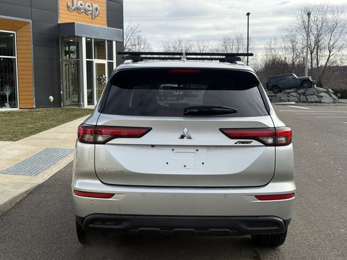 Used 2022 Mitsubishi Outlander ES image 3