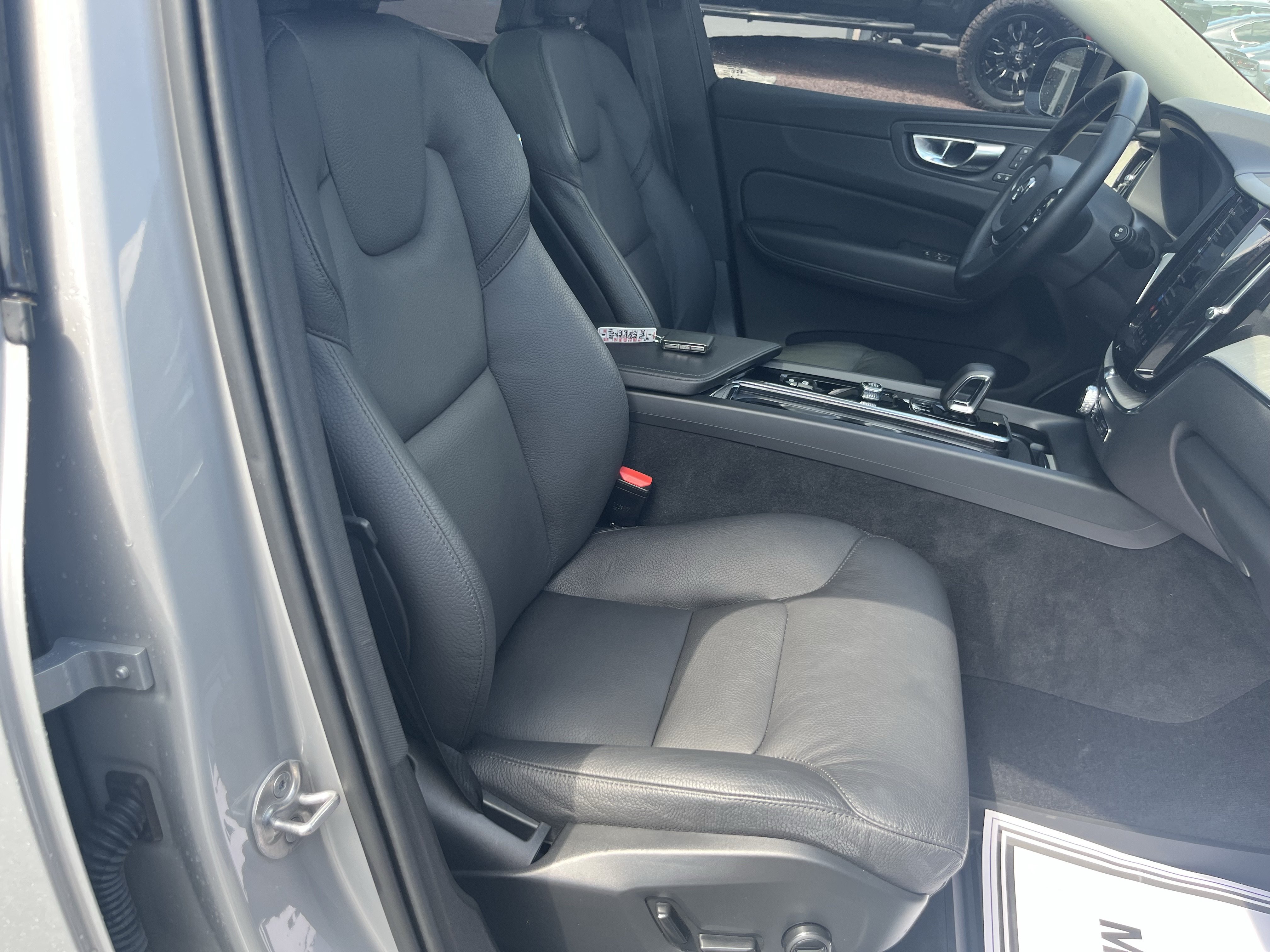 Used 2025 Volvo XC60 B5 Plus AWD/4WD image 4