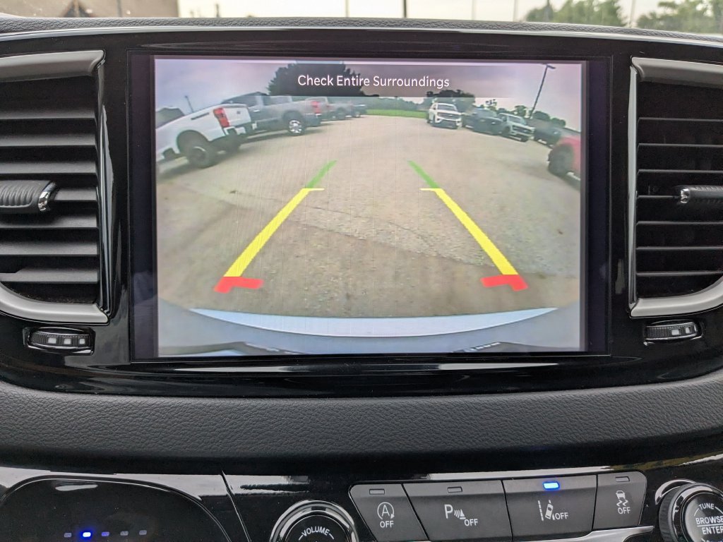 Used 2024 Chrysler Pacifica Touring-L FWD image 11