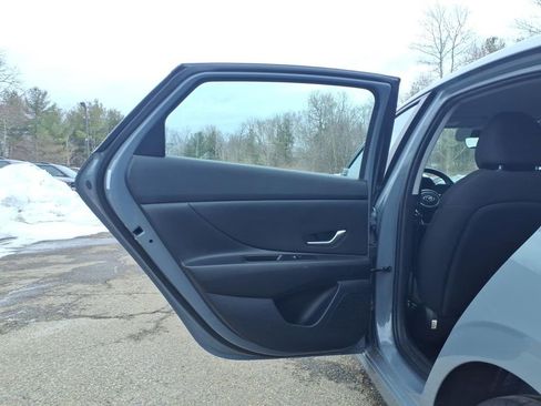 Used 2021 Hyundai Elantra SE image 12