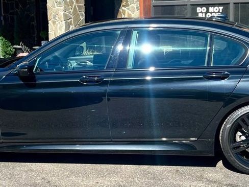 Used 2018 BMW 750i xDrive image 2