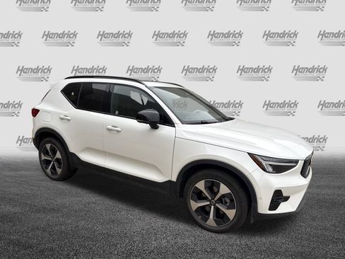 Used 2025 Volvo XC40 B5 Plus image 2