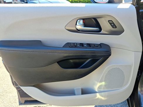 Certified 2023 Chrysler Pacifica Touring-L FWD image 13