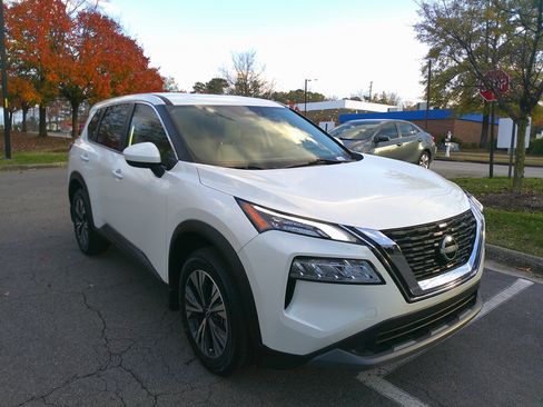 Used 2023 Nissan Rogue SV image 2