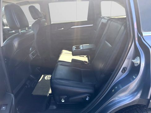 Used 2018 Toyota Highlander XLE AWD/4WD image 12