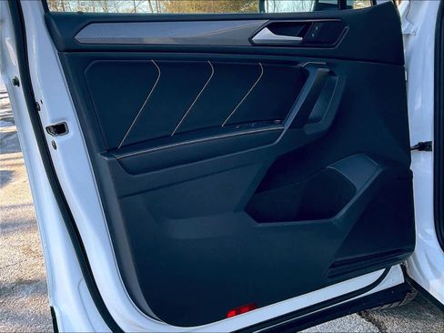 Certified 2023 Volkswagen Tiguan SE image 9