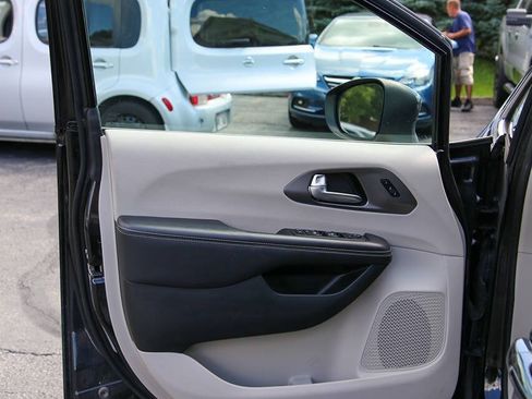 Used 2023 Chrysler Pacifica Touring-L FWD image 35