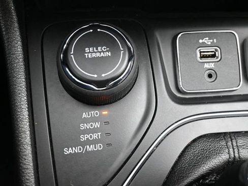 Used 2020 Jeep Cherokee Latitude AWD/4WD image 28