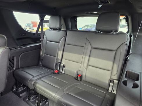 Used 2022 Chevrolet Suburban Z71 w/ Luxury Package image 20