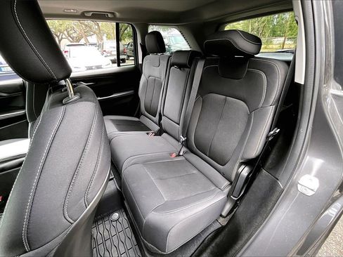 Used 2024 Jeep Grand Cherokee Laredo X image 19