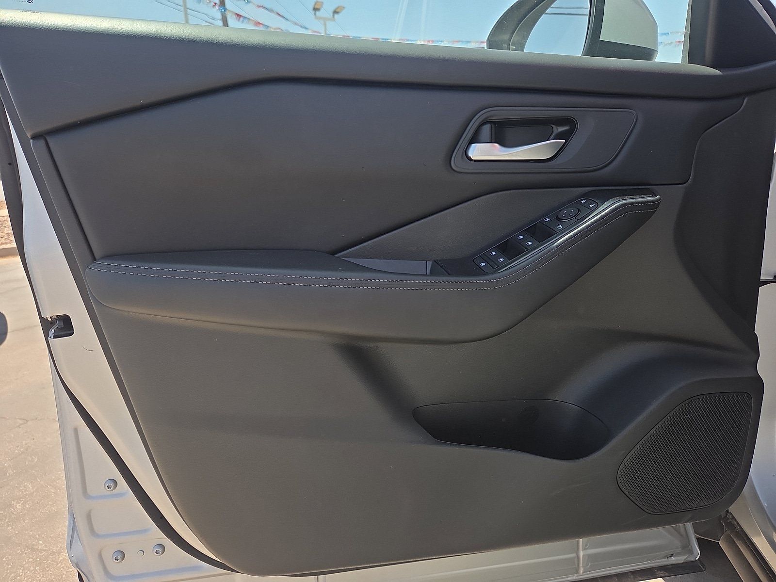 Used 2025 Nissan Rogue SV FWD image 8
