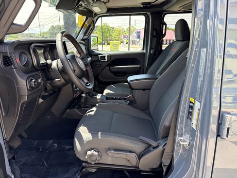 Used 2024 Jeep Wrangler Unlimited Rubicon AWD/4WD image 16