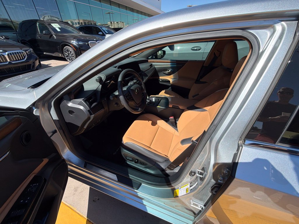 Used 2025 Lexus ES 300h w/ Premium Package FWD image 5