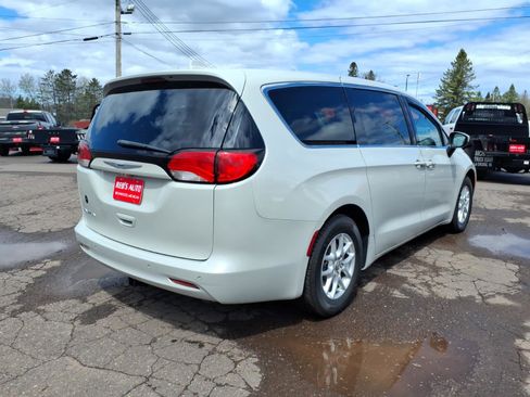 Used 2017 Chrysler Pacifica Touring FWD image 6