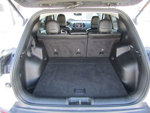 Used 2019 Jeep Cherokee Trailhawk image 31