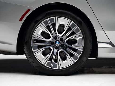 Used 2023 BMW i7 xDrive60 image 36