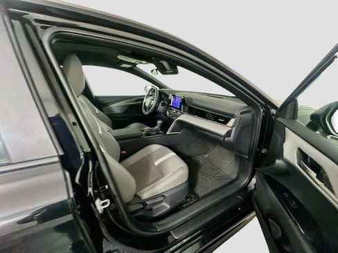 Used 2025 Toyota Camry SE FWD image 30