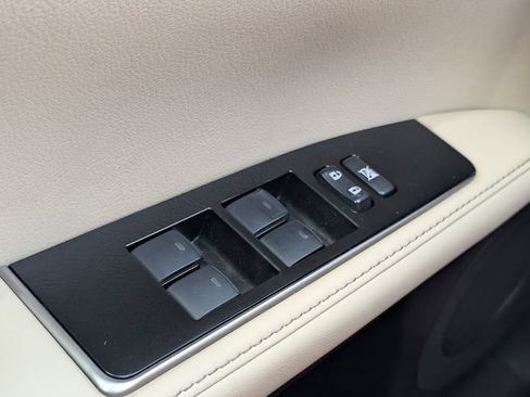 Used 2016 Lexus ES 300h w/ Luxury Package w/Wood Trim FWD image 14