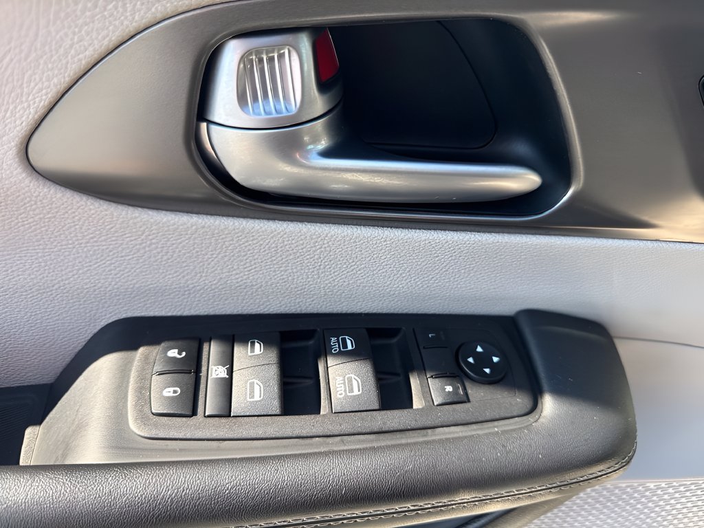 Used 2024 Chrysler Pacifica Limited FWD image 26