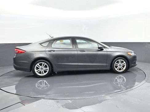 Used 2018 Ford Fusion SE FWD image 4