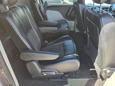 Used 2019 Dodge Grand Caravan SXT FWD image 12