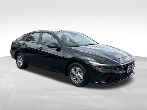 Certified 2026 Hyundai Elantra SE FWD image 1