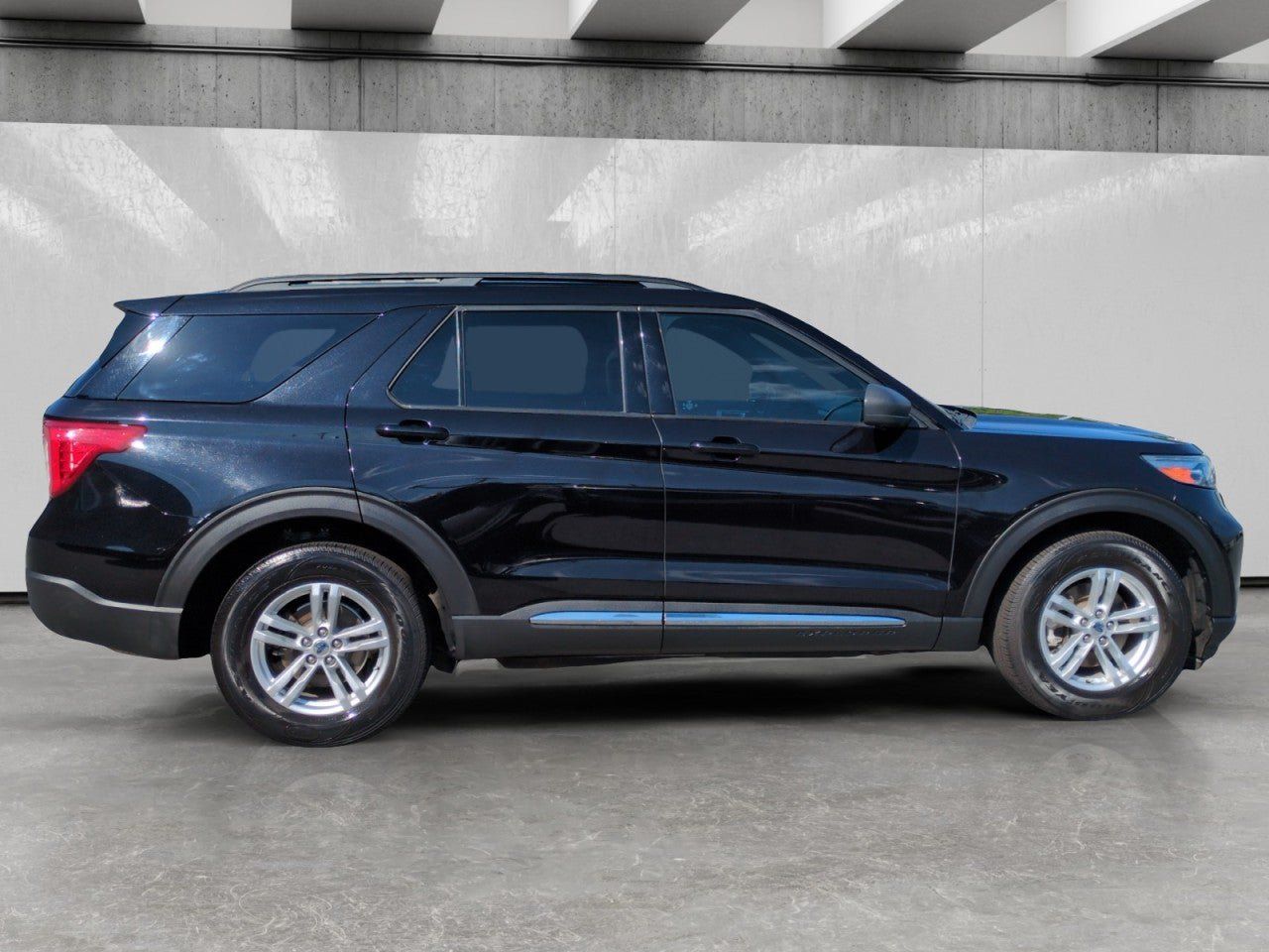 Used 2020 Ford Explorer XLT w/ Comfort Package AWD/4WD image 8