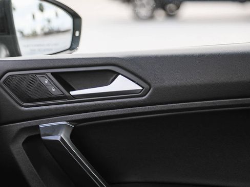 Used 2021 Volkswagen Tiguan SE image 21