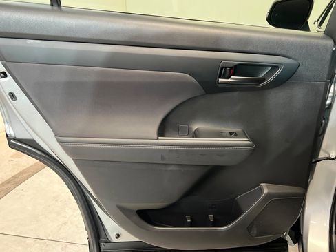 Used 2022 Toyota Highlander LE image 19