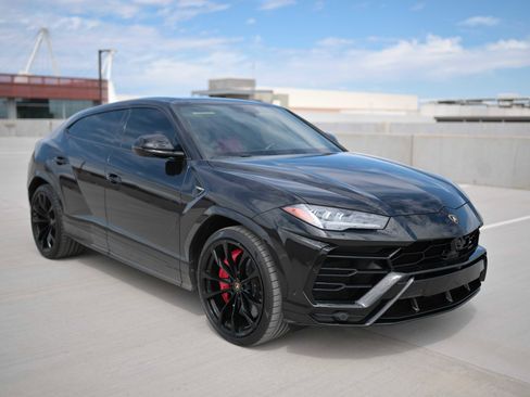 Used 2021 Lamborghini Urus image 3