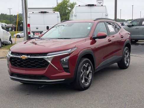 Used 2025 Chevrolet Trax LT w/ LT Convenience Package FWD image 4