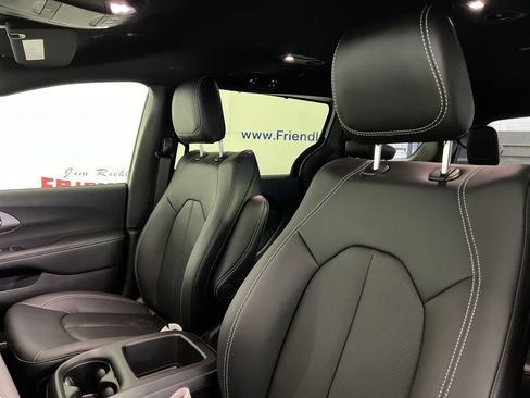 New 2026 Chrysler Pacifica Select image 11