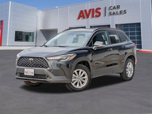 Used 2025 Toyota Corolla Cross LE image 1