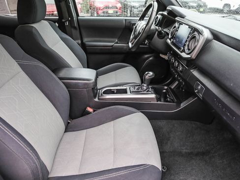 Used 2020 Toyota Tacoma TRD Off-Road w/ Technology Package image 16