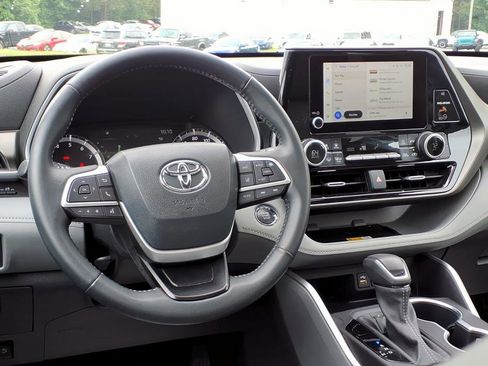 Used 2023 Toyota Highlander XLE FWD image 12