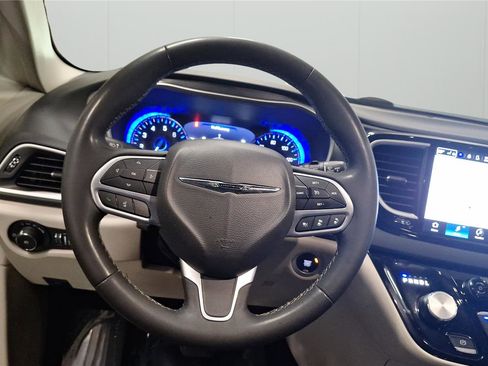 Used 2023 Chrysler Pacifica Touring-L FWD image 22