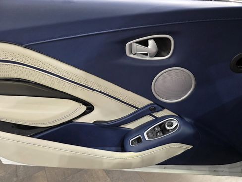 Used 2022 Aston Martin V8 Vantage Roadster image 16