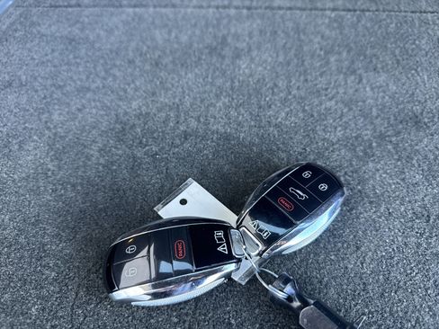 Used 2022 Bentley Bentayga image 29